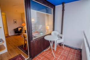 Pokój z małym stołem i krzesłami w pokoju w obiekcie Haus Sylter Welle 5-49 OB w mieście Westerland