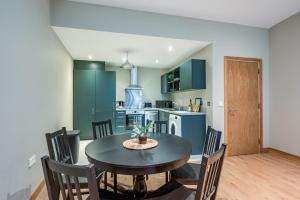 a kitchen and dining room with a table and chairs at Central Belfast Apartments, Victoria Place in Belfast