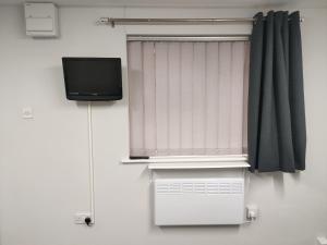 a window with a television and a unit with a radiator at Local to Russells Hall Hospital in Brierley Hill