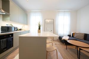 kuchnia i salon ze stołem i kanapą w obiekcie The Battersea Scenery - Elegant 2BDR Flat w Londynie