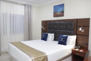 Postel nebo postele na pokoji v ubytování Golden Tulip Hotel- Evergreen Port Harcourt + 21 fotografií
