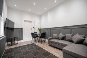 un soggiorno con divano e tavolo di Grange House by Horizon Stays a Hartlepool