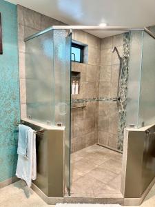 Un baño con ducha con puerta de cristal. en Luxury Yosemite Lake House, en Groveland 22 fotos más