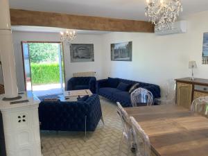 a living room with blue couches and a table at Maison familiale Blois piscine et SPA in Blois +34 photos