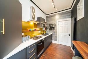 a kitchen with a stove and a sink at Central Apartment - Industrial in Blairgowrie