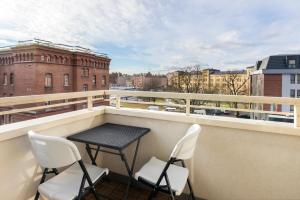 un balcón con sillas y una mesa en el techo en Spacious Apartment in the centre of Gdańsk by Rent like home en Gdansk