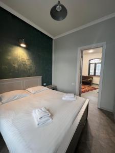 Postel nebo postele na pokoji v ubytování JINJOTEL Gyumri