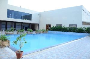 a large swimming pool in front of a building at The Park, Itarsi in Itārsi