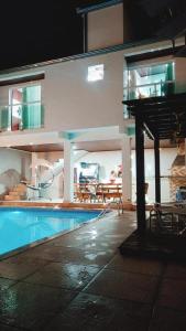 貝廷的住宿－Espaço Lux Betim，一座带游泳池的建筑和一座带
