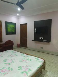 um quarto com uma cama e uma televisão de ecrã plano em PARK VIEW PALACE,Bhubaneswar em Bhubaneshwar