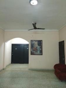 Cette chambre dispose d'une porte noire et d'un ventilateur de plafond. dans l'établissement PARK VIEW PALACE,Bhubaneswar, à Bhubaneswar