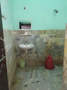 y baño con lavabo y espejo. en PARK VIEW PALACE,Bhubaneswar, en Bhubaneshwar