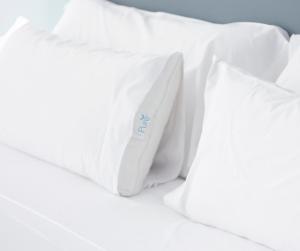- une pile d'oreillers blancs sur le lit dans l'établissement Residence Inn Springfield, à Springfield