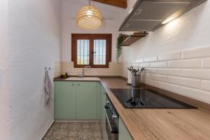 eine Küche mit Spüle und Arbeitsplatte in der Unterkunft Apartamento en moraira con piscina in Moraira