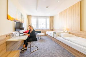 Televízia a/alebo spoločenská miestnosť v ubytovaní Hotel Koruna