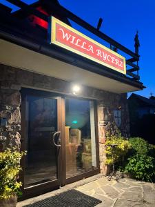 una señal de bienvenida para un restaurante wisma ridgevelt en Willa Rycerz, en Niedzica Zamek