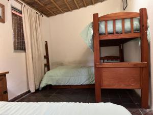 MariscalaにあるSarandí de Mariscalaのベッドルーム1室(二段ベッド1組、二段ベッド1組付)