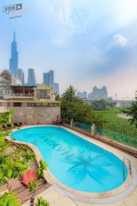 ein großer blauer Swimmingpool auf einem Gebäude in der Unterkunft Son&Henry Cantavil Korean Apt in Ho-Chi-Minh-Stadt