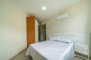 Aluguel Apartamento 3 Quartos s 1 Suite Bombas tesisinde bir odada yatak veya yataklar