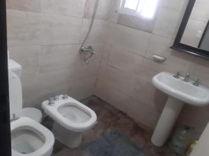 łazienka z toaletą i umywalką w obiekcie Hostel positivo w BuenosAires