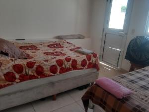 sypialnia z łóżkiem, oknem i prześcieradłem w obiekcie Hostel positivo w BuenosAires