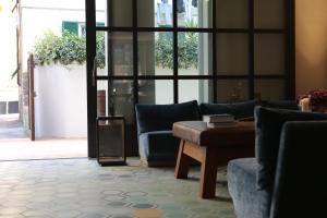 Sala de estar con sofás y mesa de centro en Hotel Blu di Te en Santa Margherita Ligure