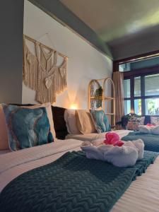 מיטה או מיטות בחדר ב-Daluyong Beach Resort