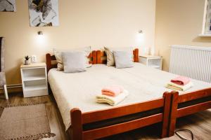 um quarto com uma cama grande e toalhas em S. A. L. 2 em Zrenjanin
