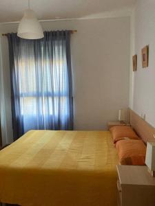 Un dormitorio con una cama grande y una ventana en Apartamento en Montanejos, en Montanejos