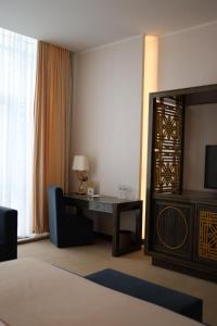 una camera d'albergo con scrivania e TV di KADORR Hotel Resort & Spa a Odessa