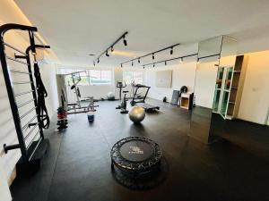 Zimmer mit einem Fitnessraum mit einem Ball und Gewichten in der Unterkunft Apto NOVO de 2 quartos a 50m da praia do bessa in João Pessoa