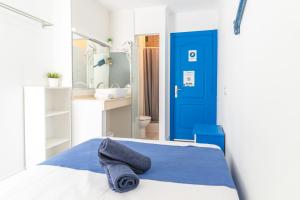 Łóżko lub łóżka w pokoju w obiekcie Hostel Neon Tenerife