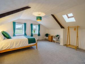 een grote slaapkamer met een bed en een raam bij 2 Bed in Cockermouth 85680 in Bridekirk