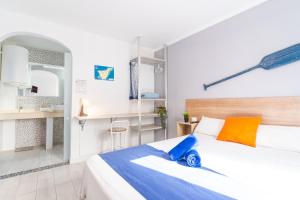 Łóżko lub łóżka w pokoju w obiekcie Hostel Neon Tenerife