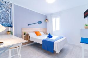 Łóżko lub łóżka w pokoju w obiekcie Hostel Neon Tenerife