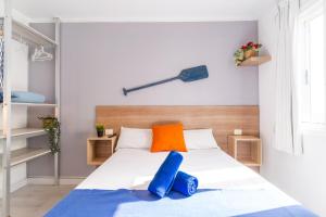 Łóżko lub łóżka w pokoju w obiekcie Hostel Neon Tenerife