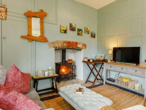 a living room with a couch and a fireplace at 1 Bed in Minterne Magna 87379 in Cerne Abbas