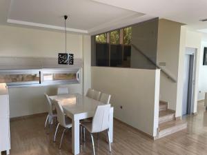 a kitchen and dining room with a table and chairs at Altos de Finestrat in Finestrat