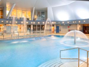 una piscina con una fuente en un edificio en 2 Bed in St. Mellion 87710 en St Mellion