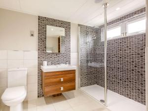 uma casa de banho com um lavatório e um chuveiro. em 2 Bed in Ilfracombe 87361 em Kentisbury