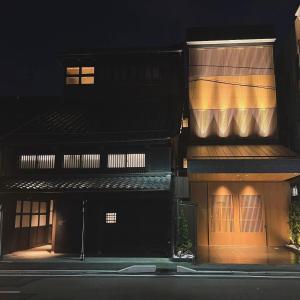 un edificio en una calle por la noche en 黒梅屋 Kurumiya en Kanazawa