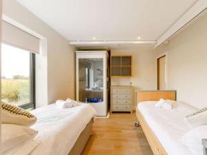 um quarto com 2 camas e uma janela em 3 Bed in Alcester 88396 em Coughton