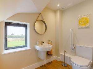 A bathroom at 3 Bed in Alcester 88396