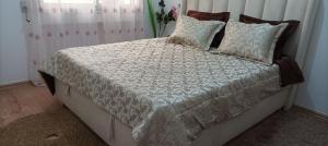 łóżko z białą kołdrą i poduszkami w obiekcie Appartement Cosy au calme w mieście Ben Arous