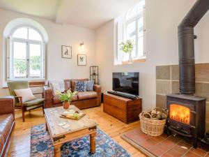 sala de estar con chimenea y sofá en 4 Bed in Hartington 88196, en Hartington