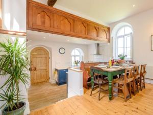 een keuken en eetkamer met een tafel en stoelen bij 4 Bed in Hartington 88196 in Hartington