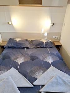 - un lit avec 2 oreillers dans l'établissement Mobile home Chic, à Canet