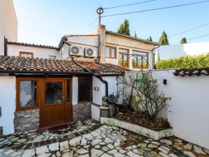 Το κτήριο όπου στεγάζεται  η παραθεριστική κατοικία