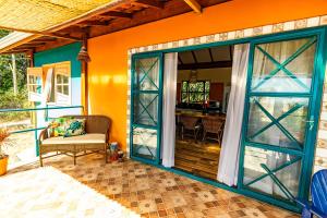 聖克魯斯－卡布拉利亞的住宿－Casa Papaya，房屋内的开放式滑动玻璃门