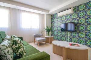 A television and/or entertainment centre at Pierre & Vacances Sevilla